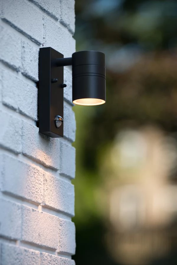 Lucide ARNE-LED IR - Wandspot / Wandlamp Binnen/Buiten - Ø 6,3 cm - LED - GU10 - 1x5W 2700K - IP44 - Beweging & dag/nacht sensor - Zwart - sfeer 1